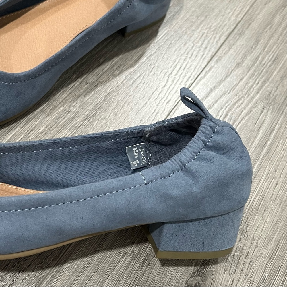 **SOLD** Round Toe Block Heels - Picture 4 of 4